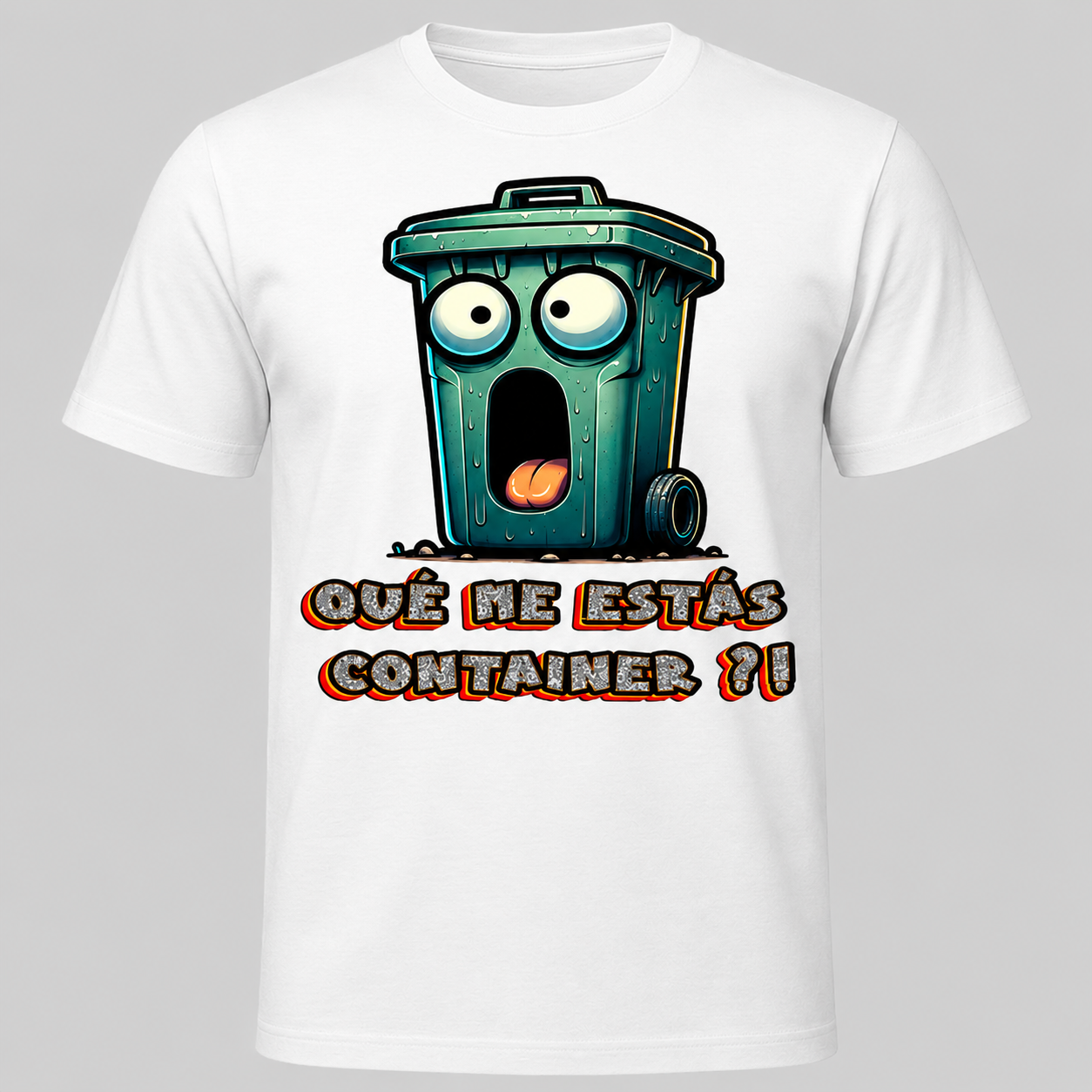 Mujer sonriendo con camiseta divertida Qué Me Estás Container en un entorno urbano