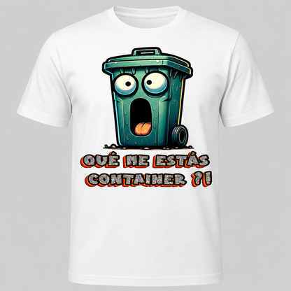 Mujer sonriendo con camiseta divertida Qué Me Estás Container en un entorno urbano