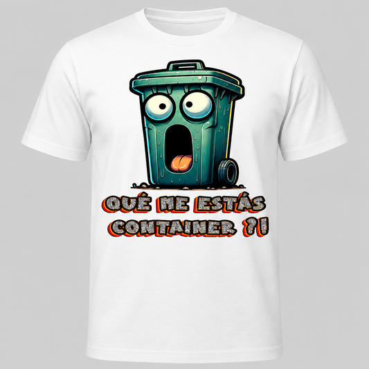 Mujer sonriendo con camiseta divertida Qué Me Estás Container en un entorno urbano