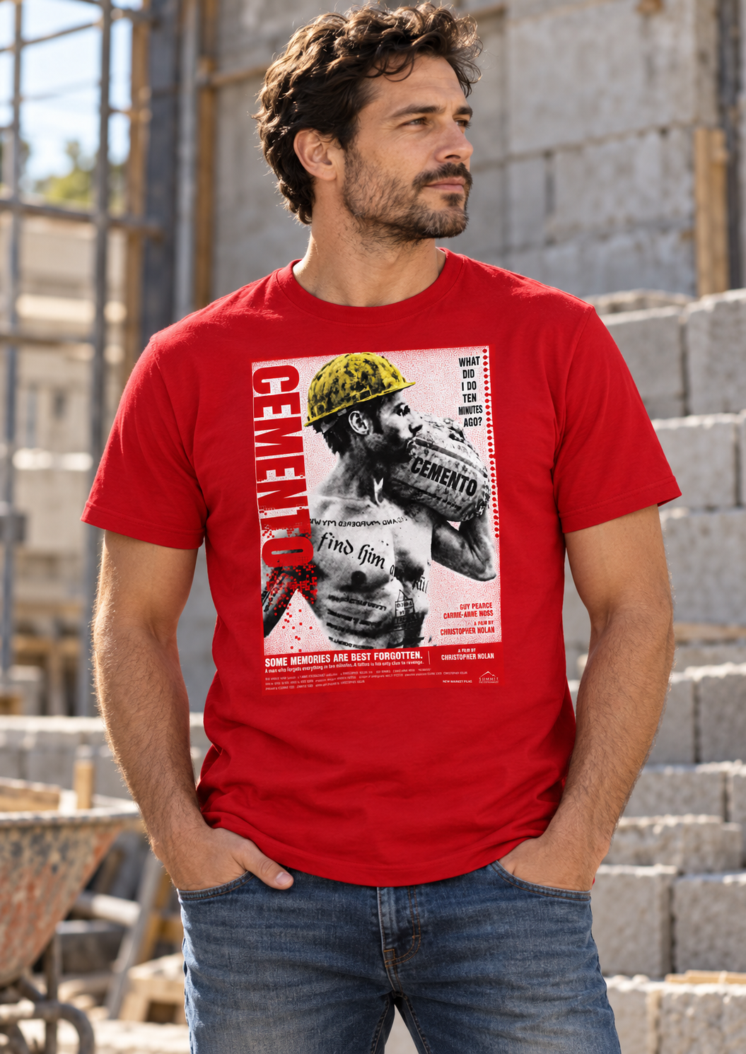 Hombre con camiseta roja Cemento, parodia friki de Memento, en una obra de construcción - Starway to Helen