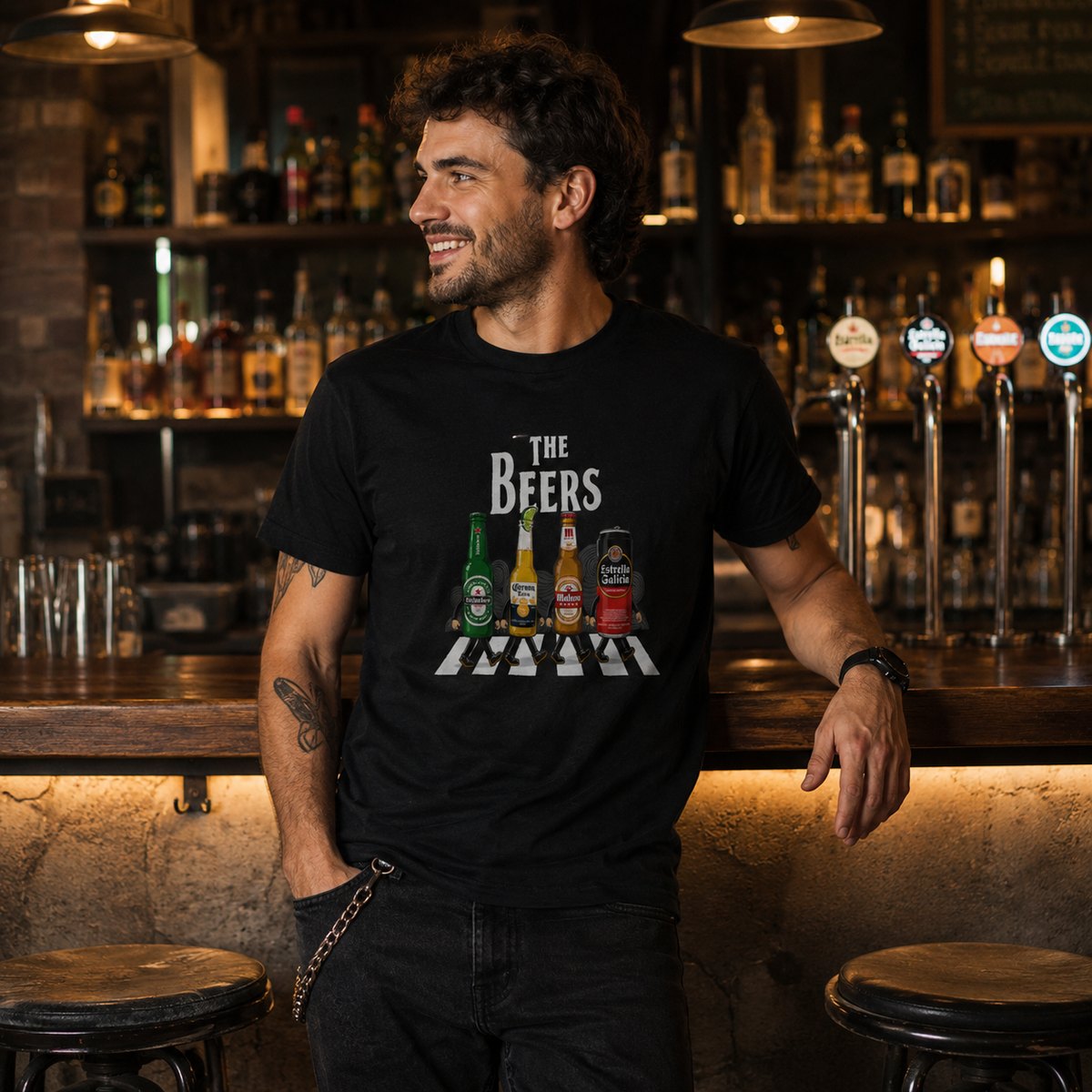 Hombre con camiseta negra The Beers, parodia Abbey Road con cervezas