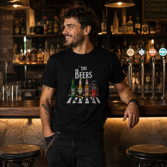 Hombre con camiseta negra The Beers, parodia Abbey Road con cervezas