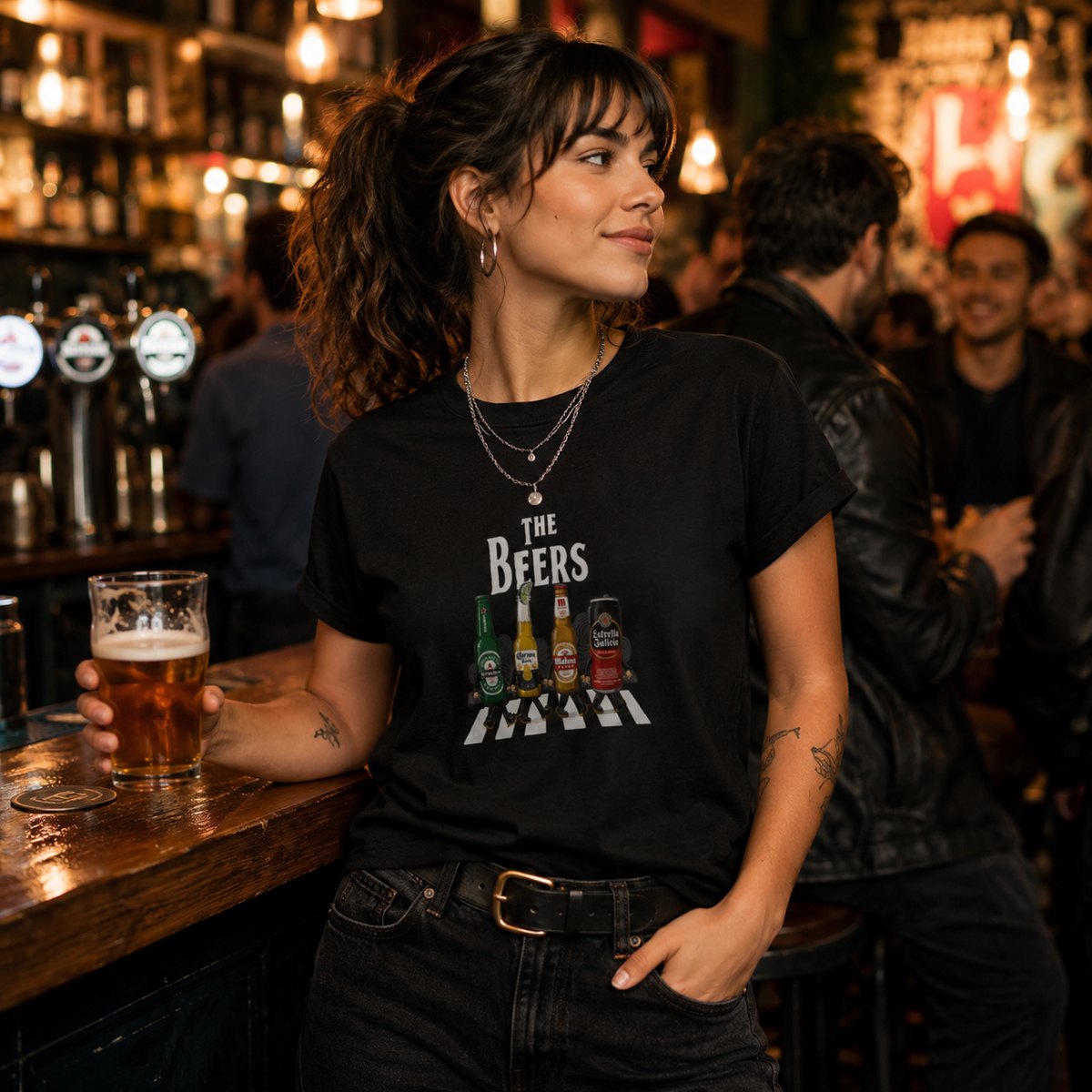 Mujer con camiseta negra The Beers, parodia Abbey Road con cervezas