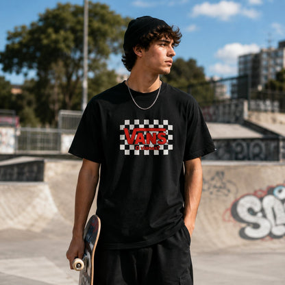 Hombre con camiseta negra Vans o Vienes, estilo skater urbano