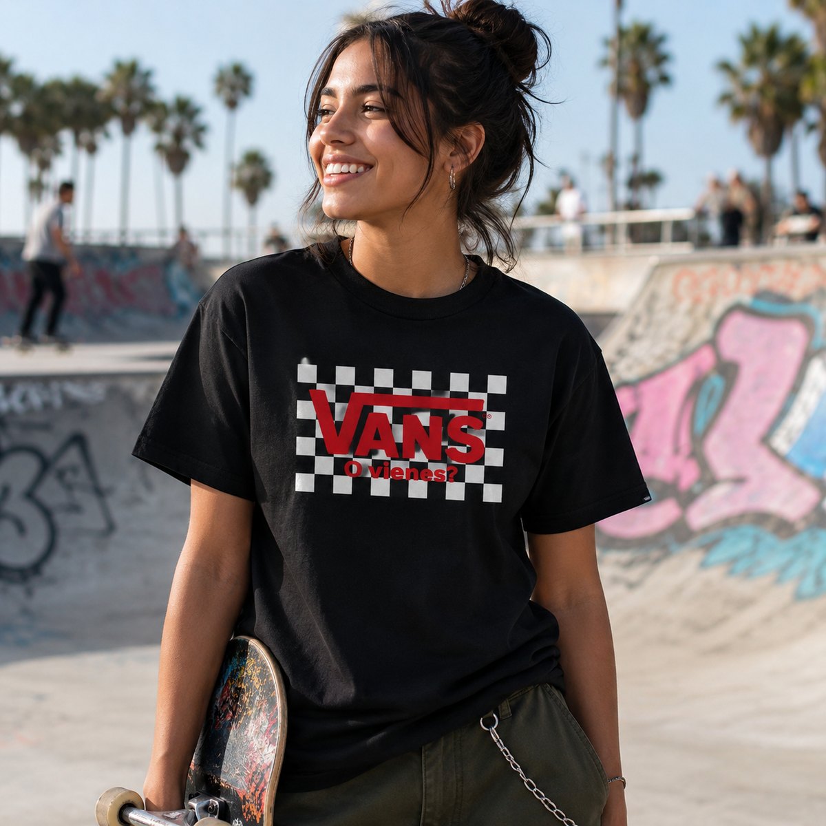 Mujer con camiseta negra Vans o Vienes, estilo skater urbano