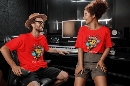 Persona con camiseta Bee-thoven, prenda musical divertida con abeja compositora clásica