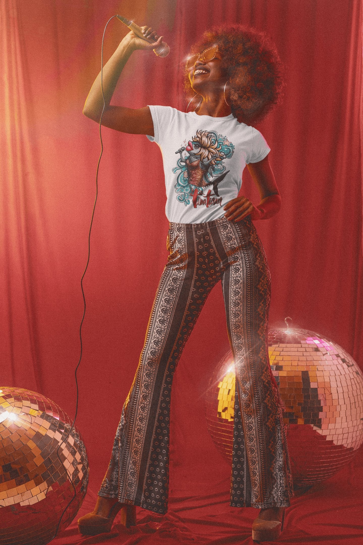 Hombre con camiseta Tuna Turner, parodia de Tina Turner - Starway to Helen