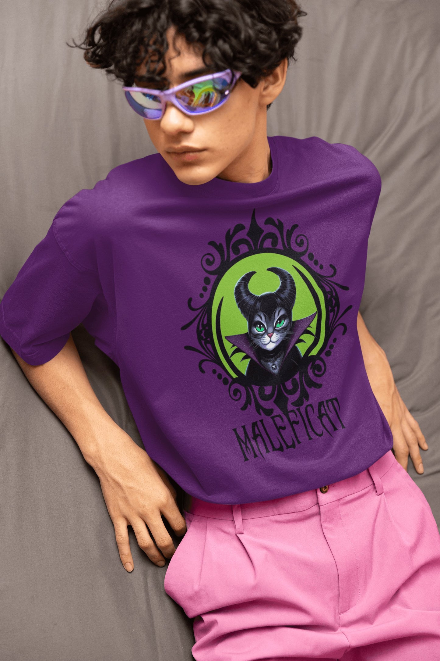 Hombre con camiseta Maleficat, parodia de Maléfica (Disney) - Starway to Helen