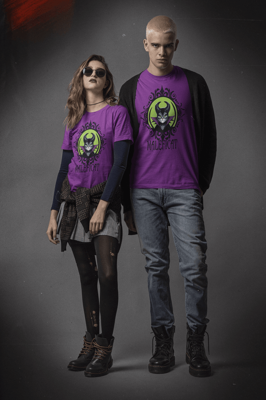 Persona con camiseta Maleficat, prenda gótico-festiva con gato villano estilo Maléfica