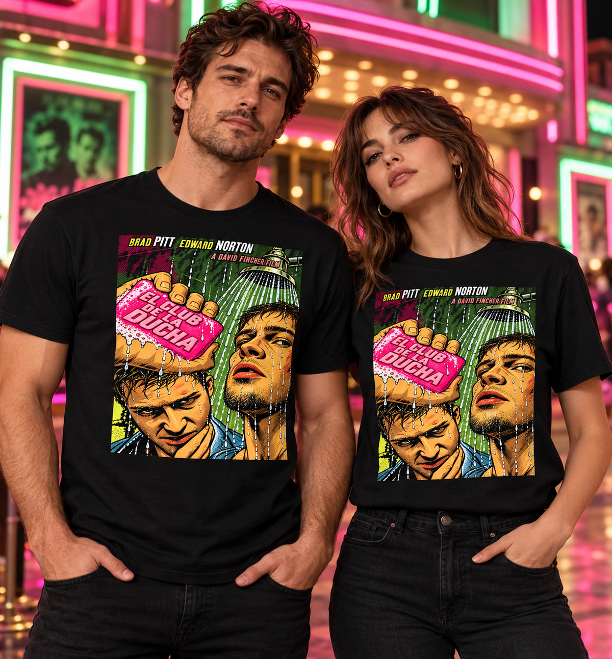 Pareja con camisetas negras El Club de la Ducha, parodia friki de El Club de la Lucha, ante un cine de neón - Starway to Helen
