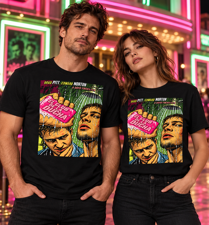 Pareja con camisetas negras El Club de la Ducha, parodia friki de El Club de la Lucha, ante un cine de neón - Starway to Helen