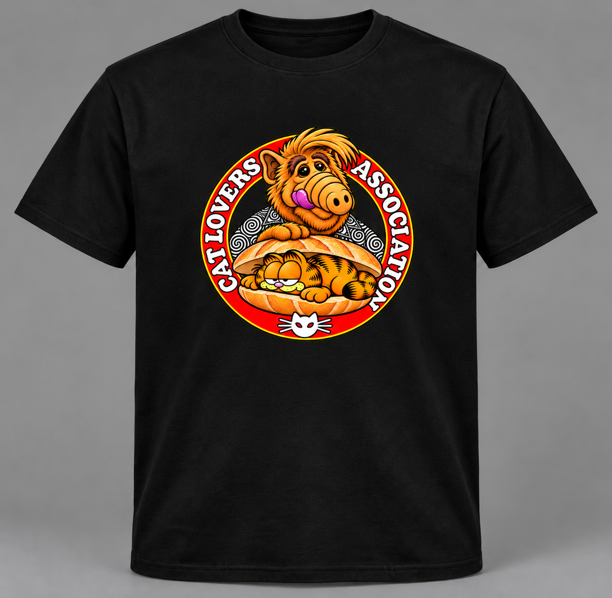 Camiseta negra Cat Lovers Association, ALF y Garfield dormido en un bocadillo en emblema circular rojo, parodia retro de los 80 - Starway to Helen