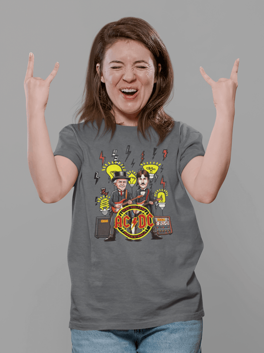 Vista frontal de camiseta AC/DC Tesla Edison para fans del rock y la ciencia con humor