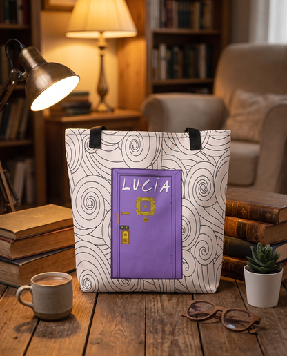 Bolsa Tote Personalizada Puerta Morada sobre mesa con libros y objetos decorativos - Starway to Helen