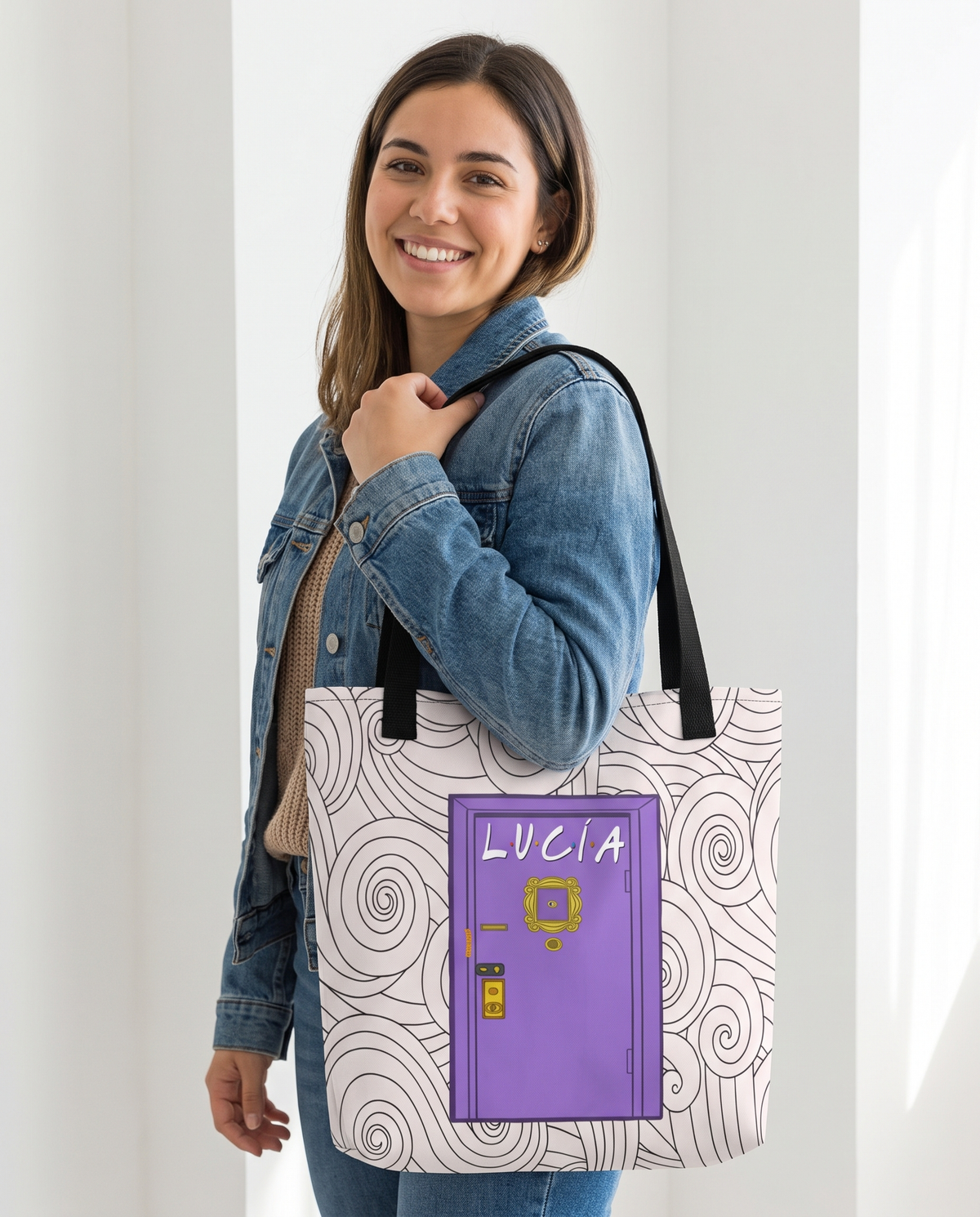 Persona llevando la Bolsa Tote Personalizada Puerta Morada al hombro - Starway to Helen