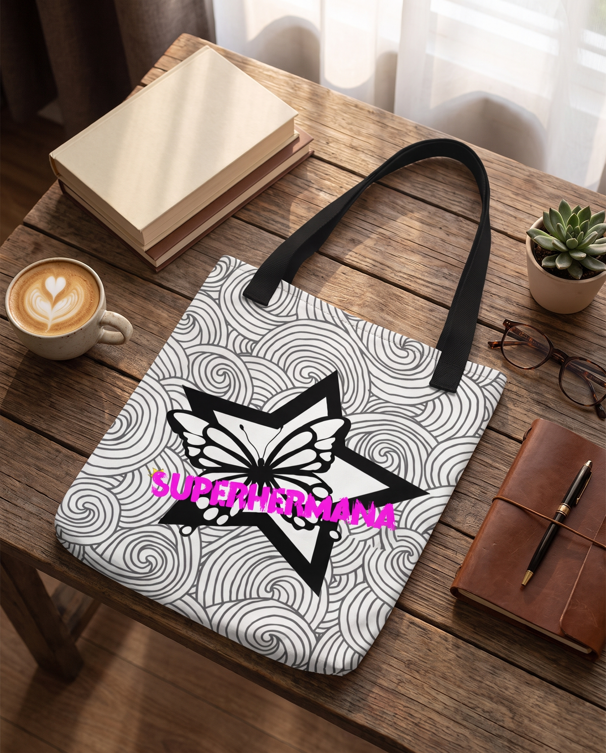 Tote bag SuperHermana sobre mesa con libros y objetos, regalo original para hermanas - Starway to Helen