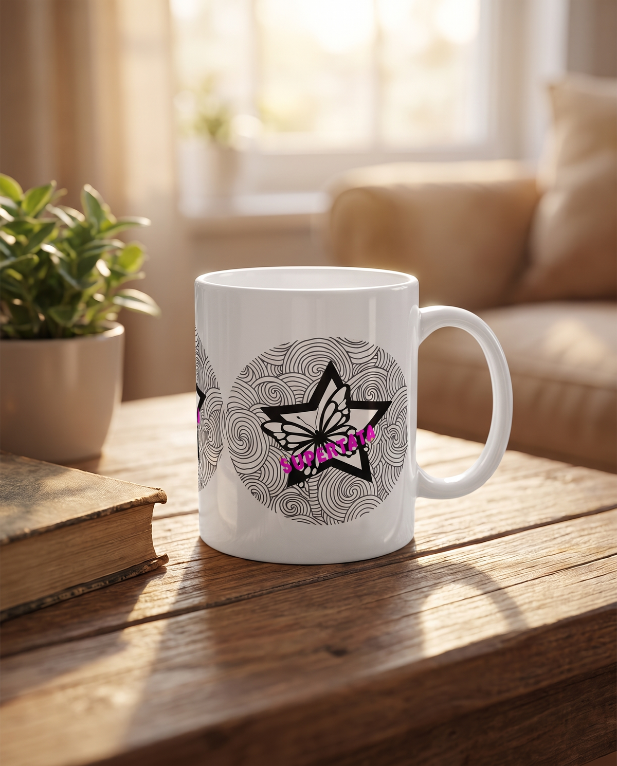 Taza SuperTata sobre mesa, ambiente acogedor - Starway to Helen