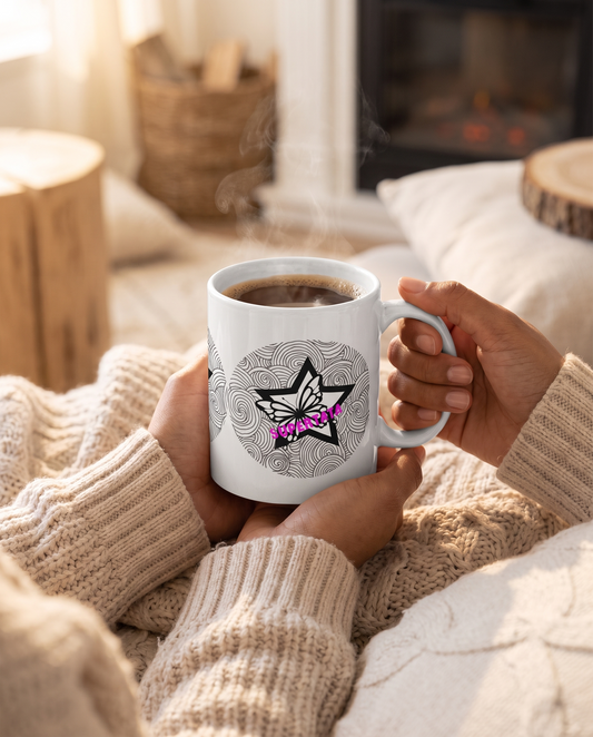 Manos sosteniendo taza SuperTata con café - Starway to Helen