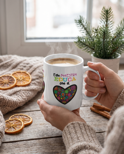 Manos sosteniendo la Taza Esta Maestra Educa con el Corazón con café - Starway to Helen