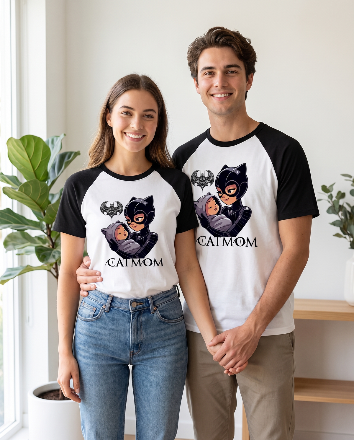 Pareja con camiseta CatMom, prenda divertida para amantes de los gatos