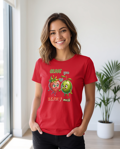Mujer con camiseta Olive You Berry Much, diseño oliva y arándanos - Starway to Helen