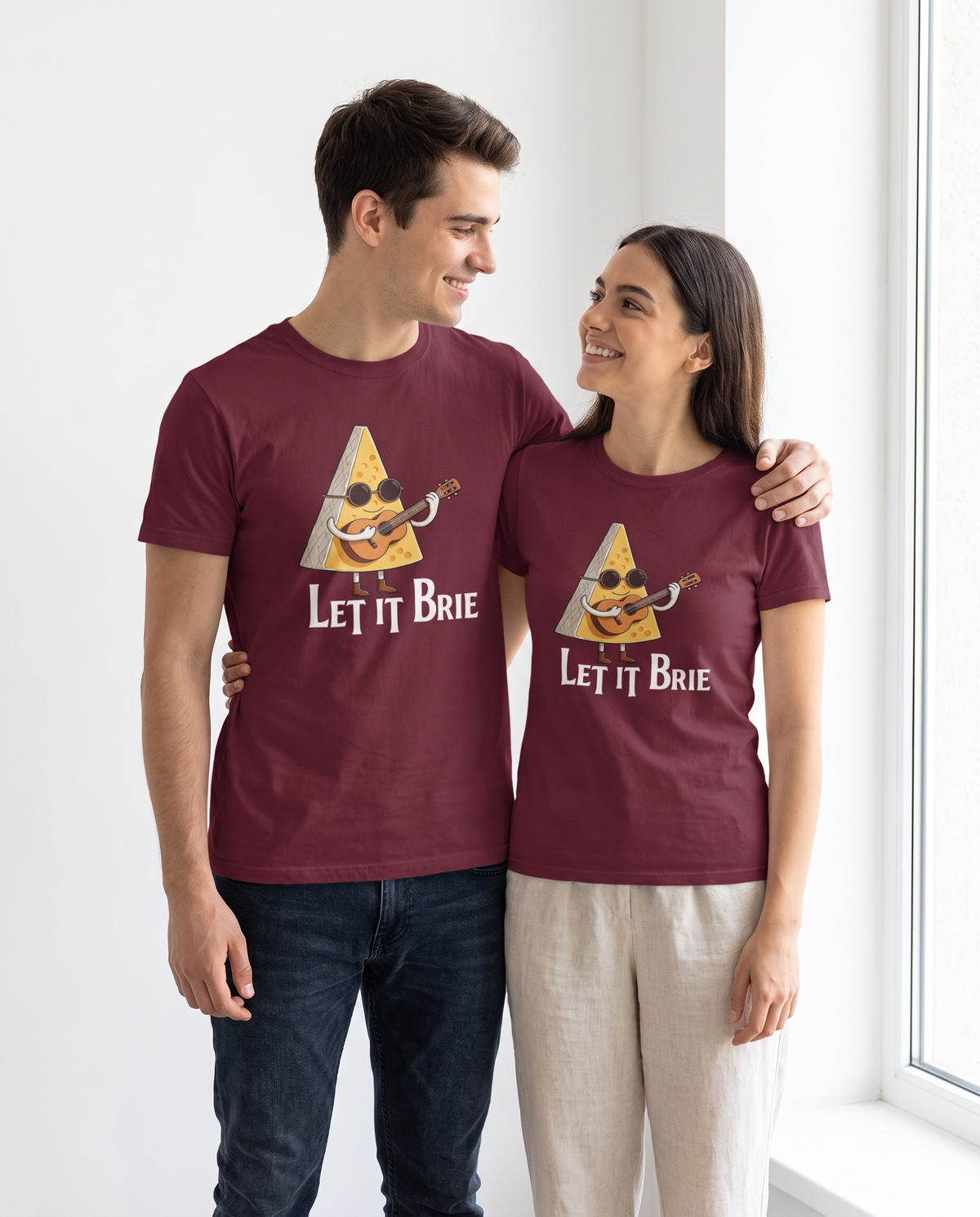 Pareja con camiseta Let it Brie, parodia de The Beatles - Starway to Helen