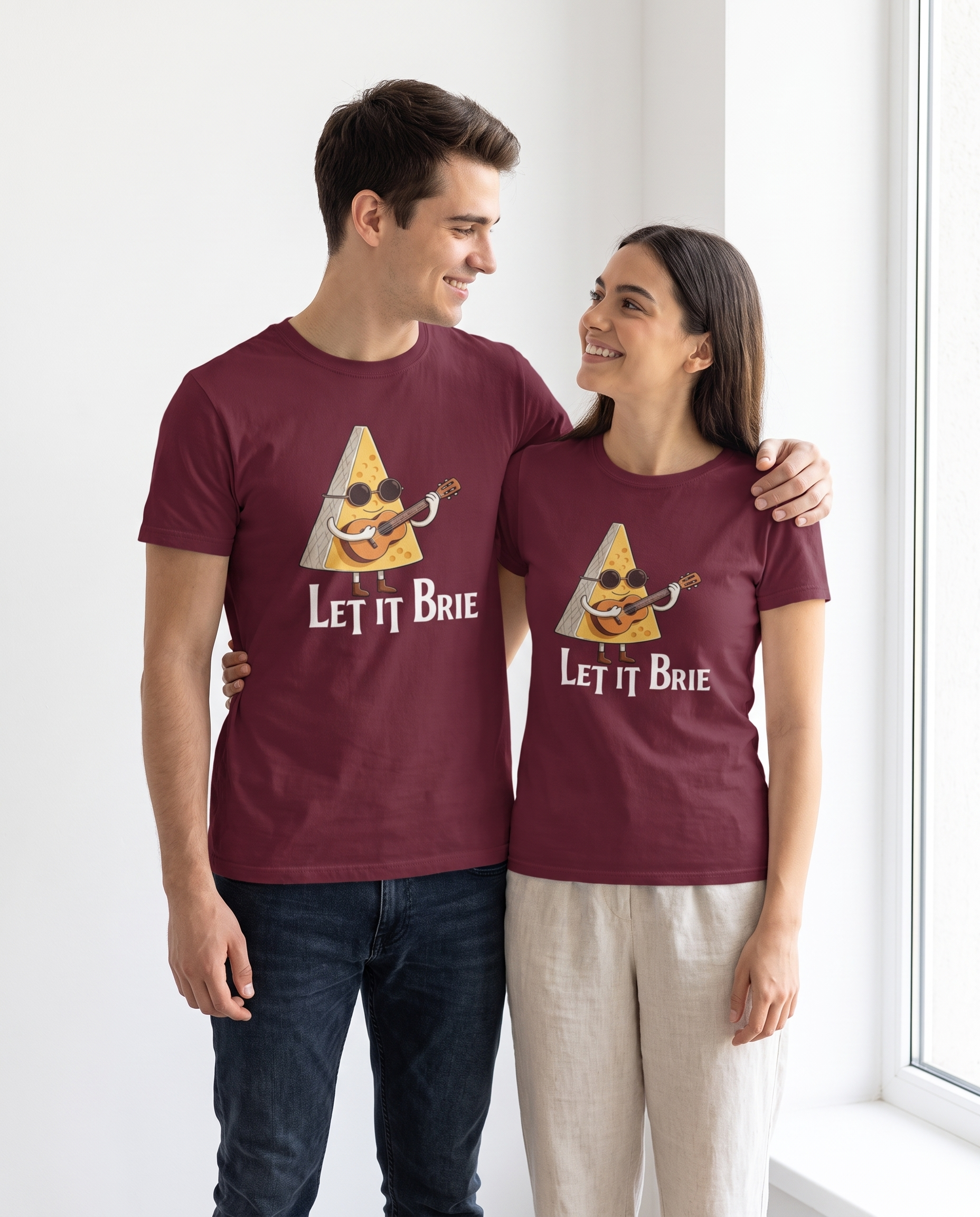 Pareja con camiseta Let it Brie, parodia de The Beatles - Starway to Helen
