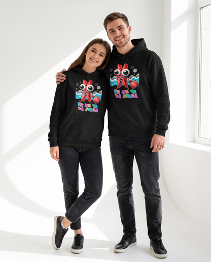 Pareja con sudadera Se Me Va la Pinza, diseño de pinza con humor - Starway to Helen