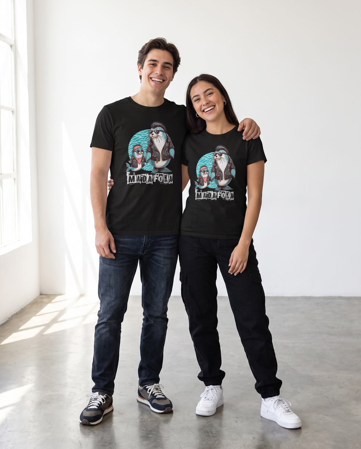 Pareja con camiseta Madafoka con diseño de mascota rebelde marinera - Starway to Helen