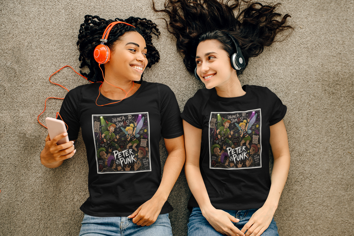 Dos amigas con camiseta Peter Punk parodia Peter Pan estilo punk - Starway to Helen