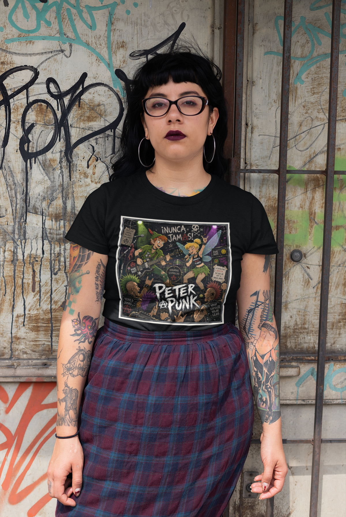 Mujer con camiseta Peter Punk parodia Peter Pan estilo punk - Starway to Helen