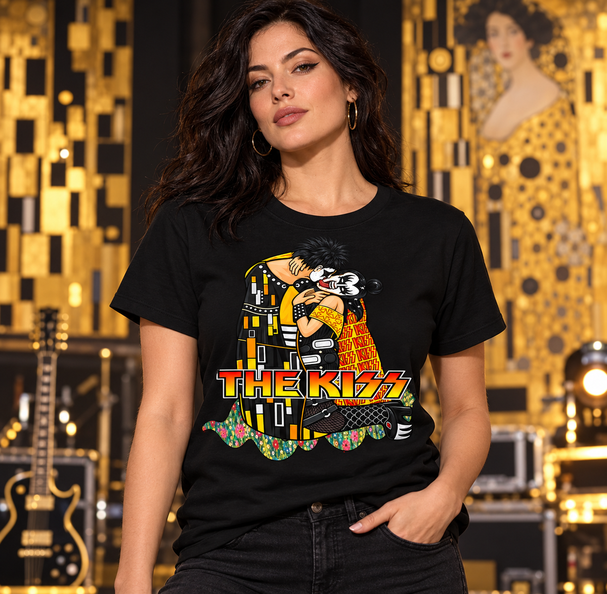 Camiseta negra The Kiss para mujer ante cuadros dorados de Klimt, parodia rockera de El Beso - Starwaytohelen