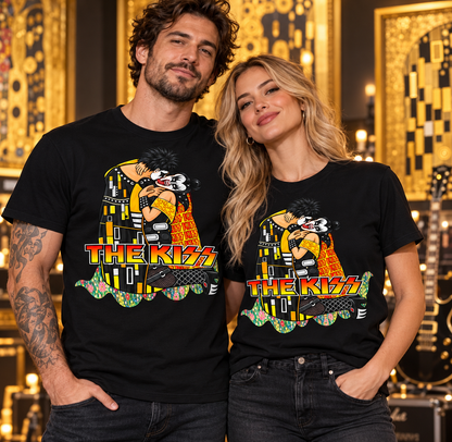 Pareja con camisetas negras The Kiss en una galería dorada, regalo friki de rock y arte - Starwaytohelen