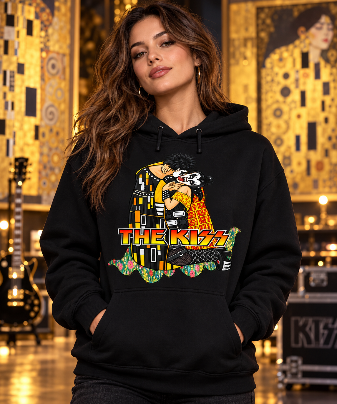 Sudadera negra con capucha The Kiss para mujer ante cuadros dorados de Klimt, parodia rockera de El Beso - Starwaytohelen