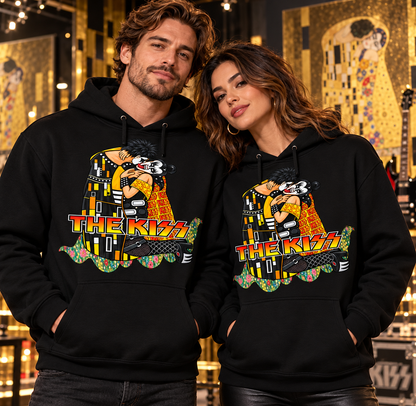 Pareja con sudaderas negras con capucha The Kiss en una galería dorada, regalo friki de rock y arte - Starwaytohelen