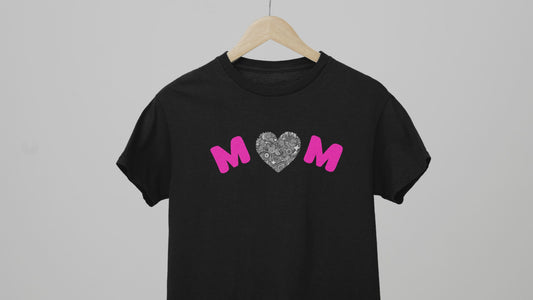 Camiseta "MOM": Amor en Cada Letra