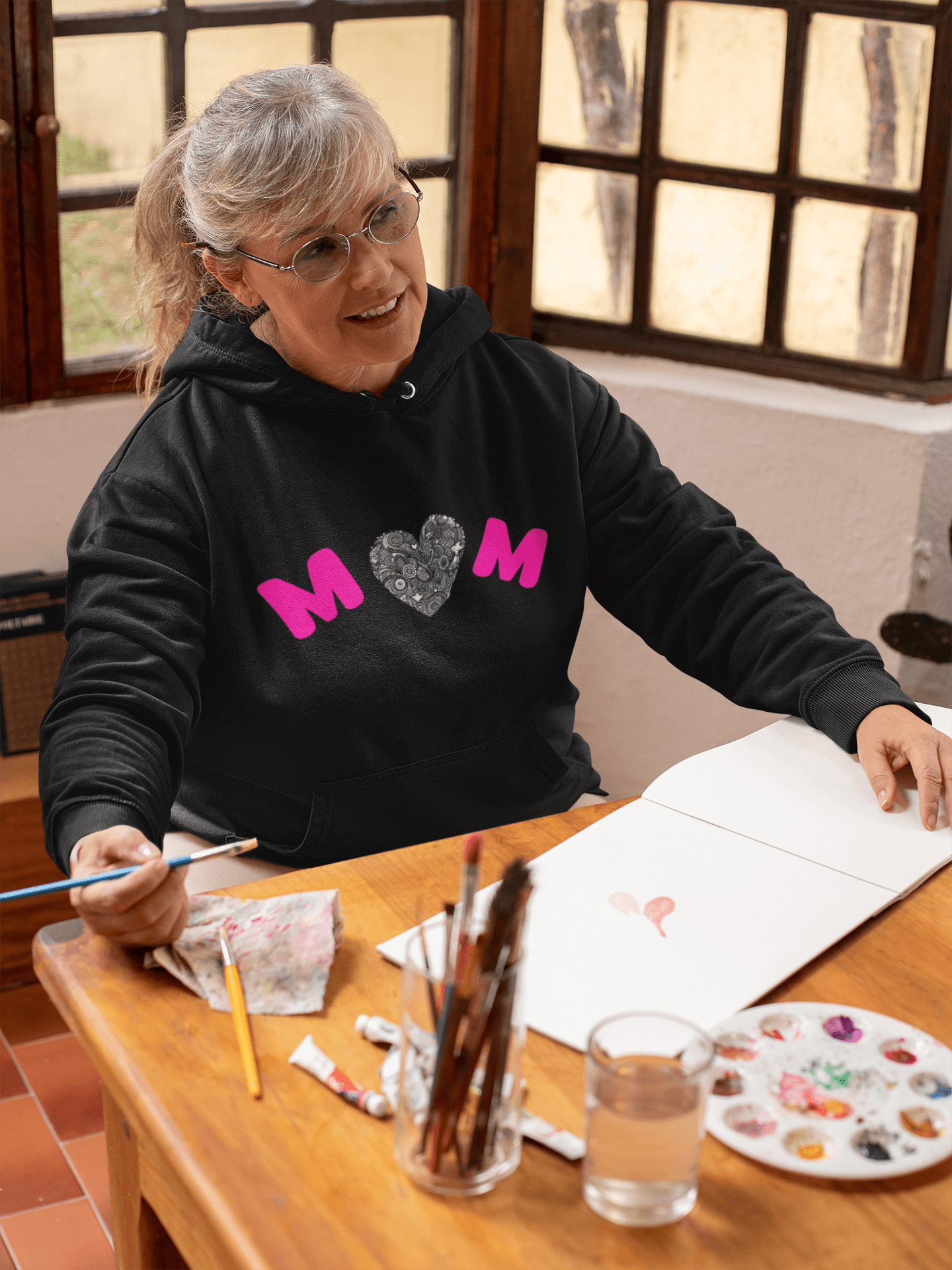Sudadera "MOM": El Amor de Mamá en un Corazón