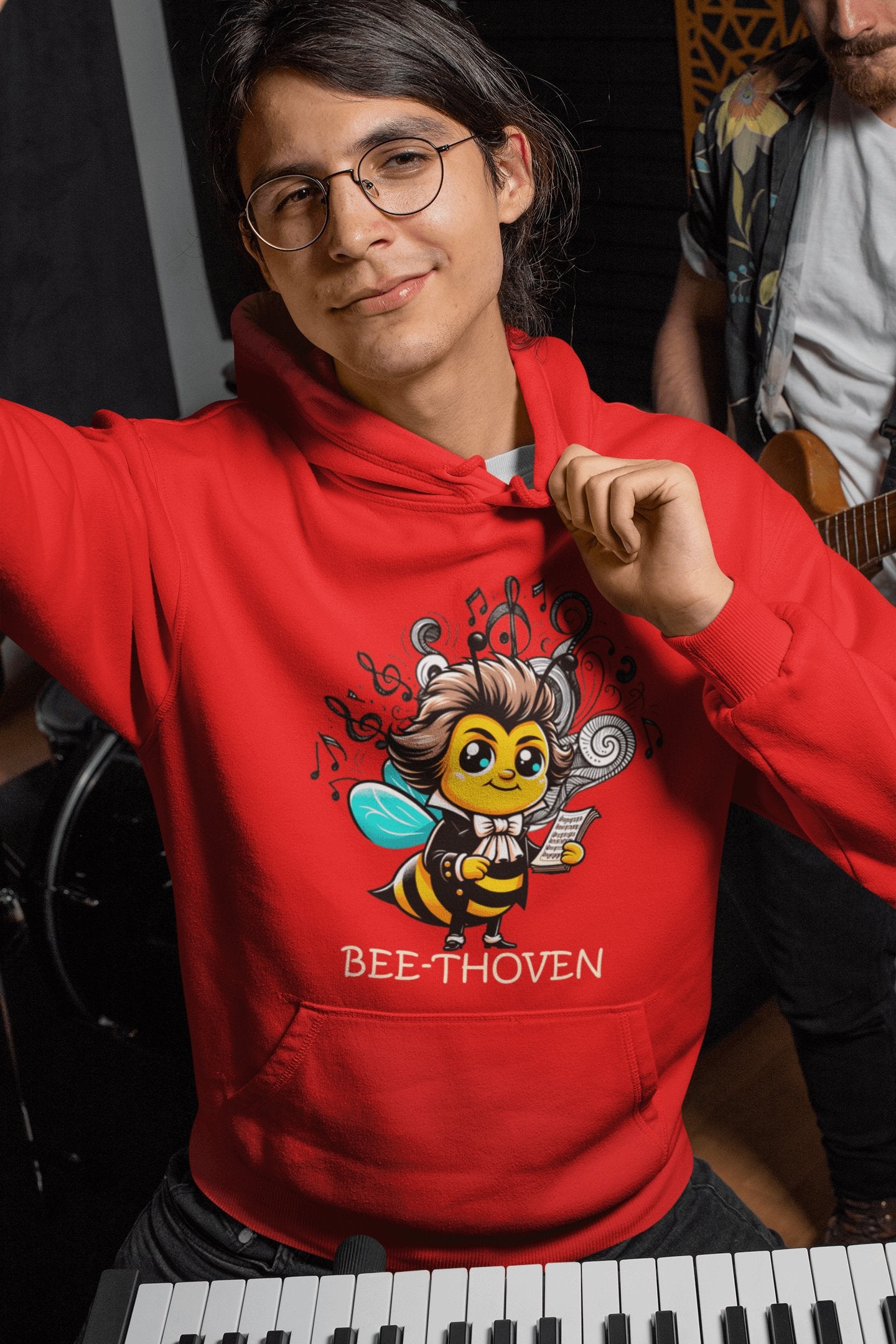 Modelo con sudadera Bee-thoven, parodia de Beethoven - Starway to Helen