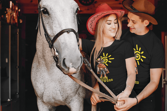 Pareja con caballo posando con camiseta Click Eastwood, diseño original inspirado en Clint Eastwood