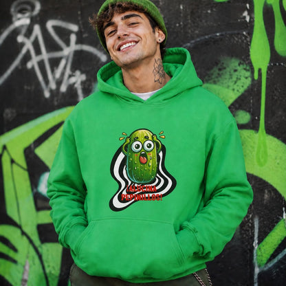 Hombre con sudadera verde con capucha Alucina Pepinillos, diseño de pepinillo
