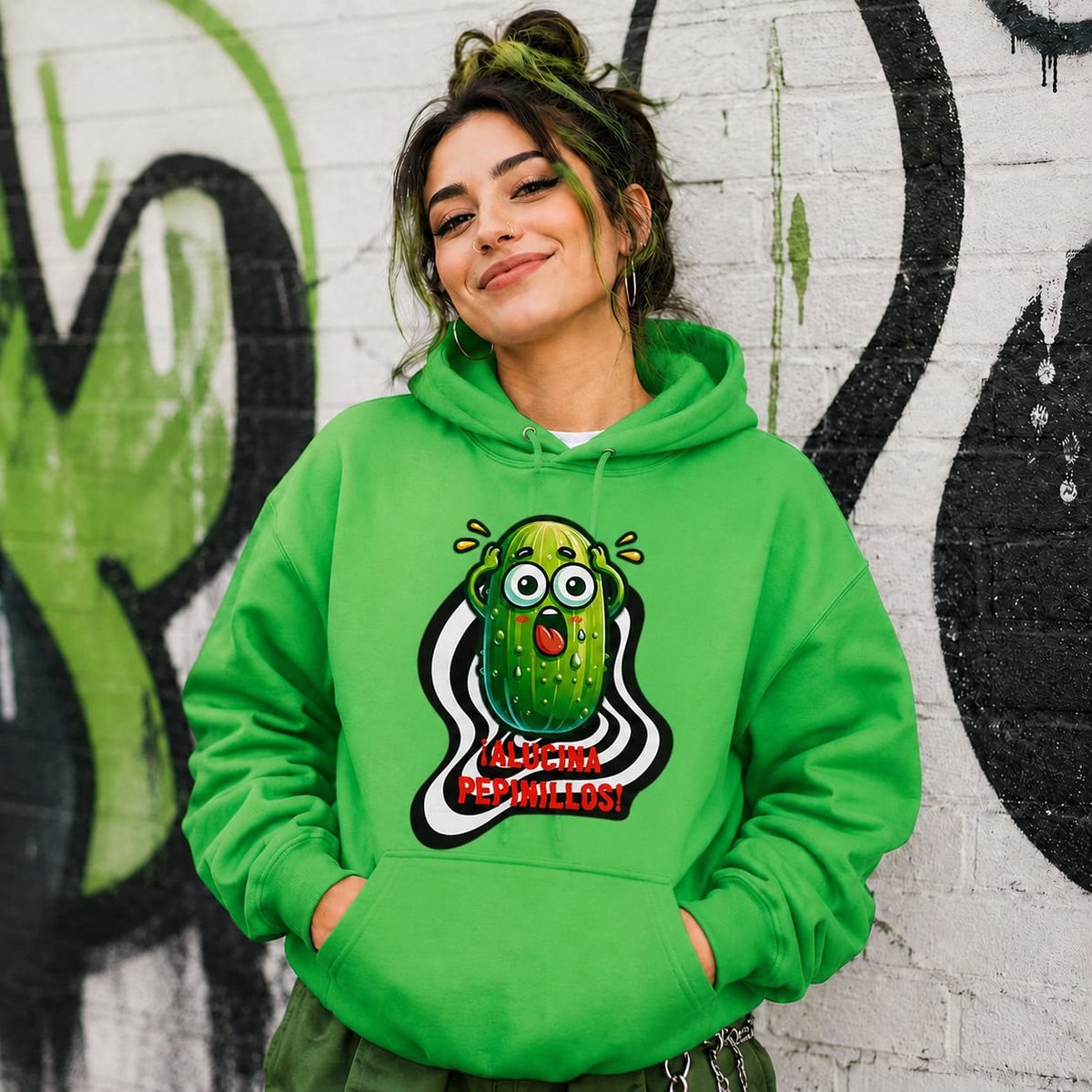 Mujer con sudadera verde con capucha Alucina Pepinillos, diseño de pepinillo