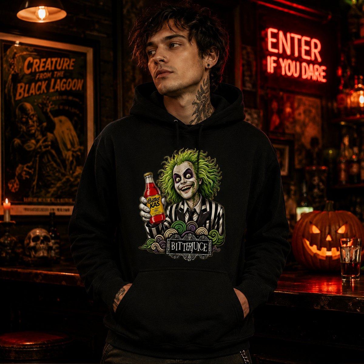 Hombre con sudadera negra con capucha Bitterjuice, parodia de Beetlejuice con Bitter