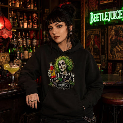 Mujer con sudadera negra con capucha Bitterjuice, parodia de Beetlejuice con Bitter