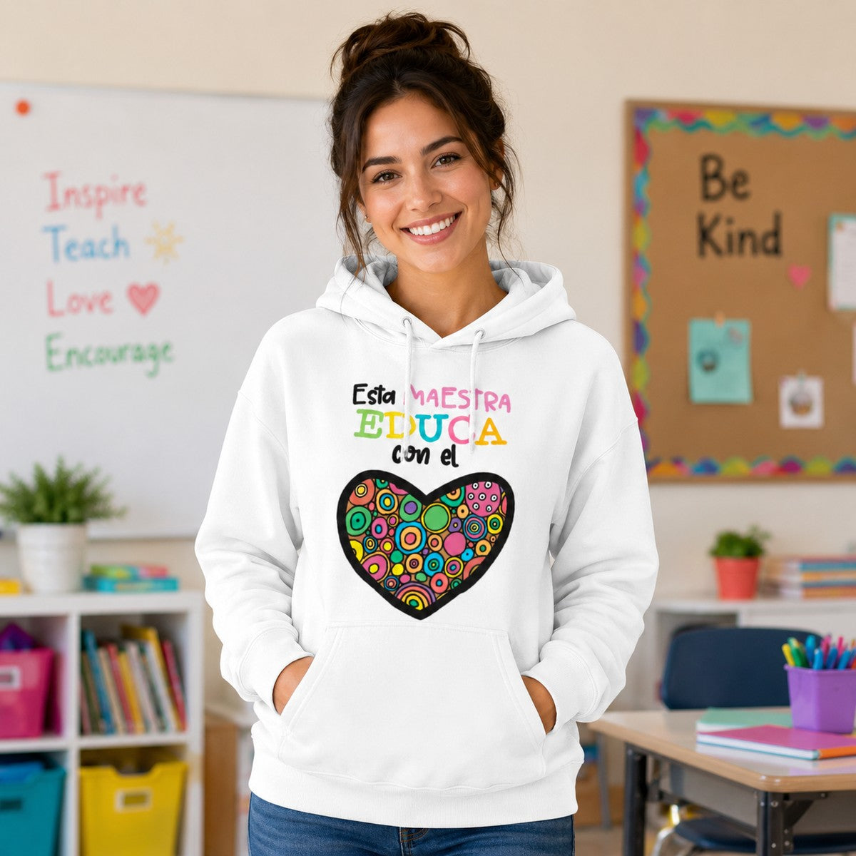 Chica con sudadera Esta Maestra Educa con el Corazón blanca, regalo para profesoras - Starway to Helen