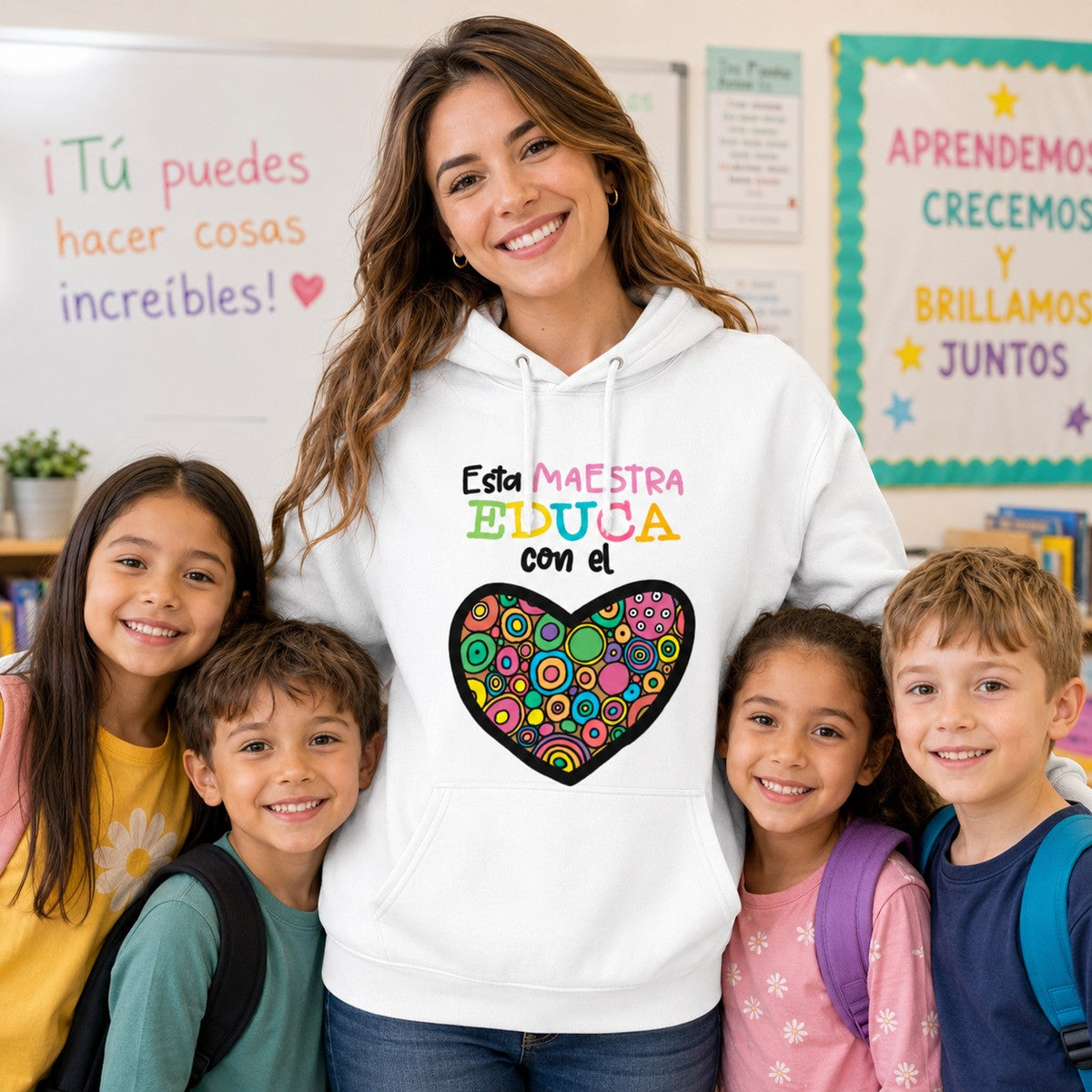 Maestra con alumnos con sudadera Esta Maestra Educa con el Corazón blanca - Starway to Helen