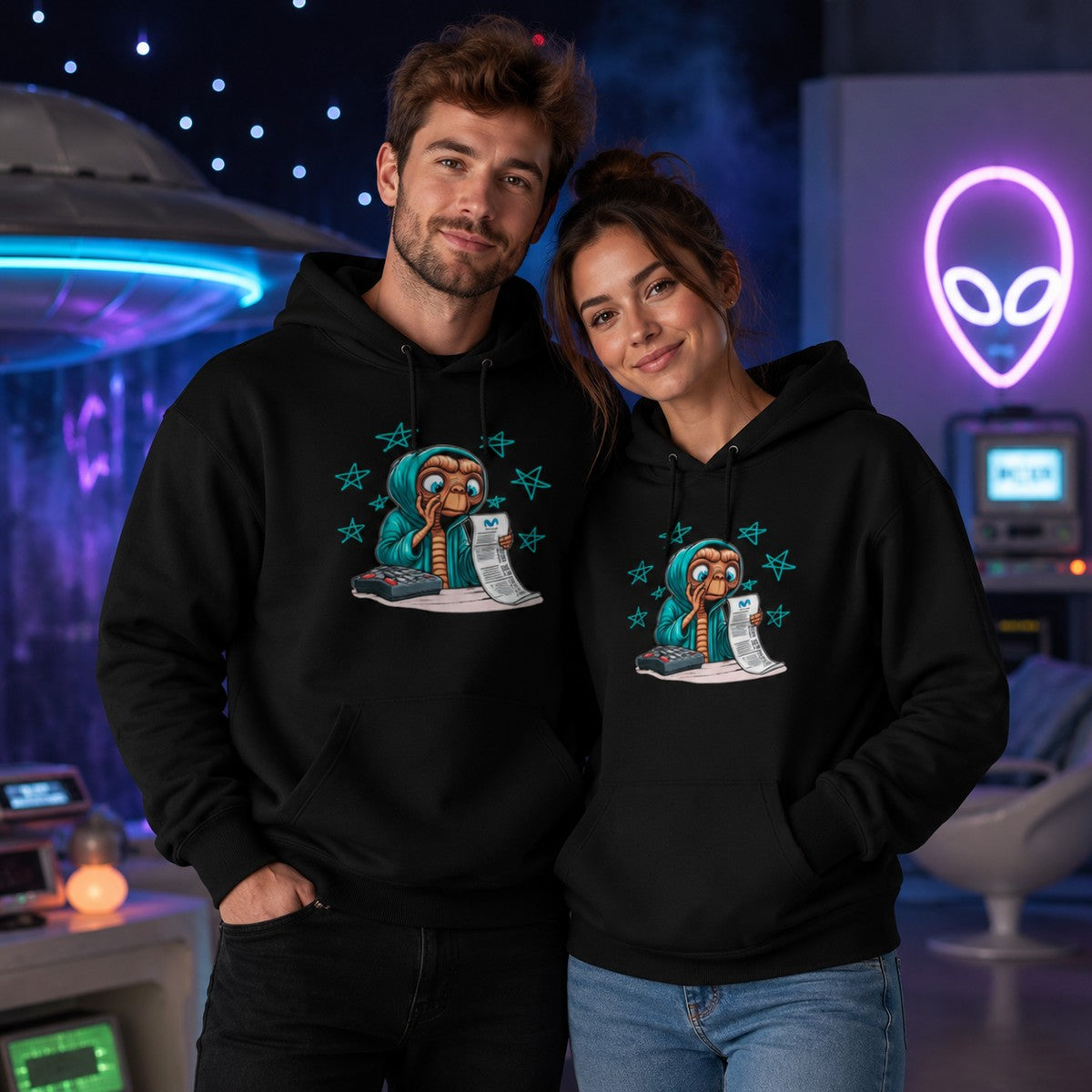 Pareja con sudadera ET Factura de la Luz negra, E.T. revisando la factura eléctrica - Starway to Helen
