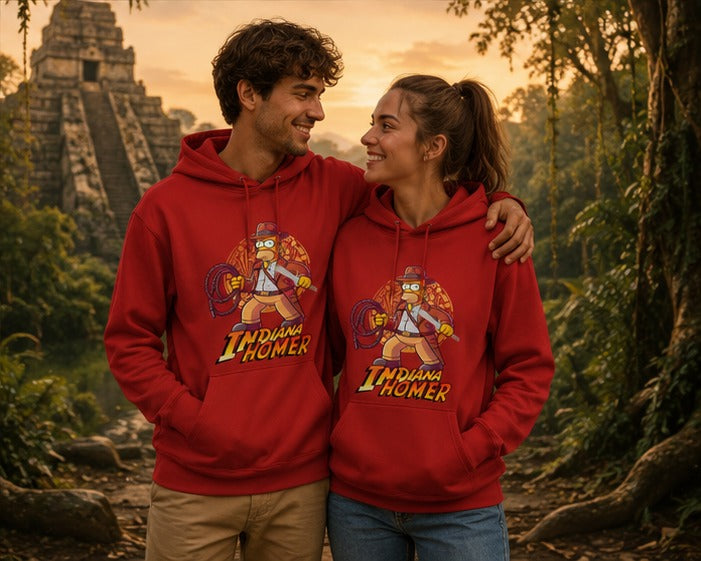 Pareja con sudadera Indiana Homer roja frente a templo maya al atardecer, parodia de Indiana Jones y Homer Simpson - Starway to Helen