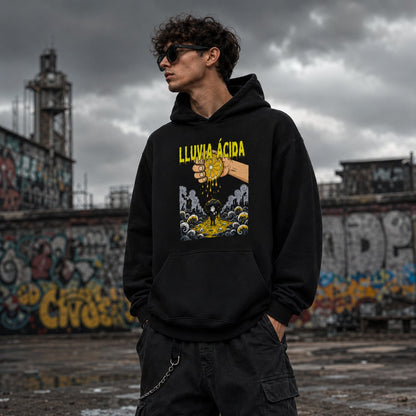 Hombre con sudadera negra con capucha Lluvia Ácida, diseño industrial
