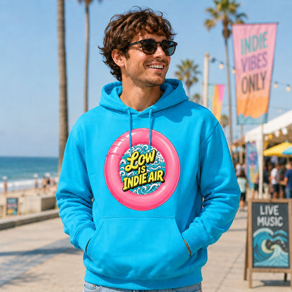 Hombre con sudadera Low is Indie Air turquesa en festival indie - Starway to Helen