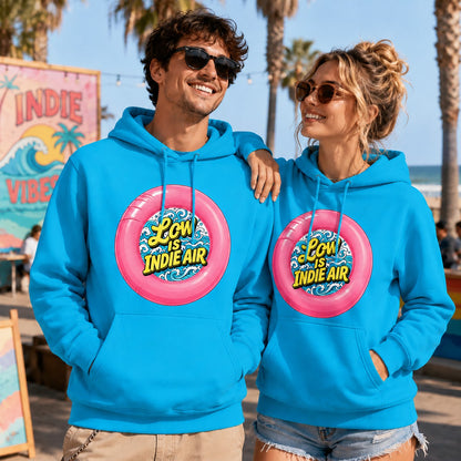 Pareja con sudadera Low is Indie Air turquesa en el Low Festival - Starway to Helen